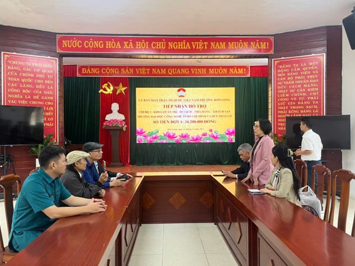 Khoa Quản trị Du lịch - Nhà hàng - Khách sạn trao tặng ủng hộ đồng bào vùng lũ Phường Kim Long, TP. Huế 7