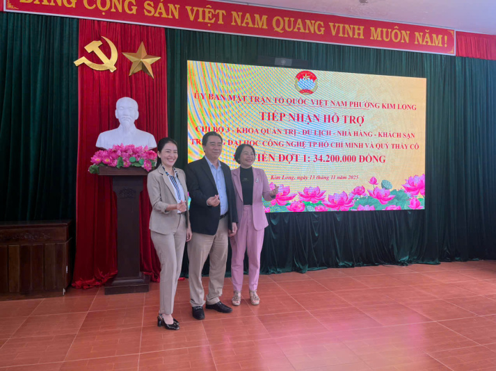 Khoa Quản trị Du lịch - Nhà hàng - Khách sạn trao tặng ủng hộ đồng bào vùng lũ Phường Kim Long, TP. Huế 37