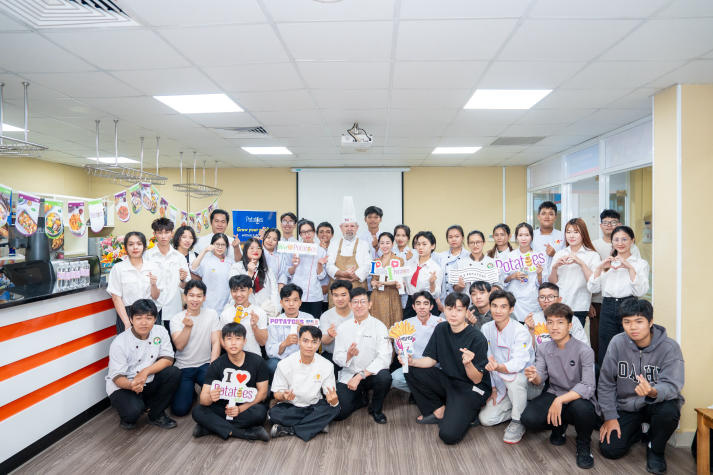 HUTECH Faculty of Tourism and Hospitality Management students learn international culinary techniques from experts 7