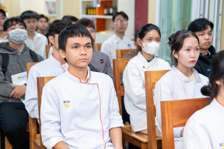HUTECH Faculty of Tourism and Hospitality Management students learn international culinary techniques from experts 42