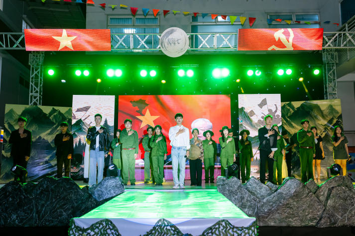“Vệt - Hồn Việt trong tim mẹ”: A Journey of Emotion and Talent by HUTECH students 55