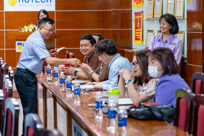 HUTECH Institute of Postgraduate Studies hosts New Year gathering and engages in productive discussions on postgraduate teaching methods 56
