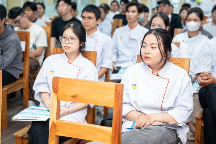 HUTECH Faculty of Tourism and Hospitality Management students learn international culinary techniques from experts 47