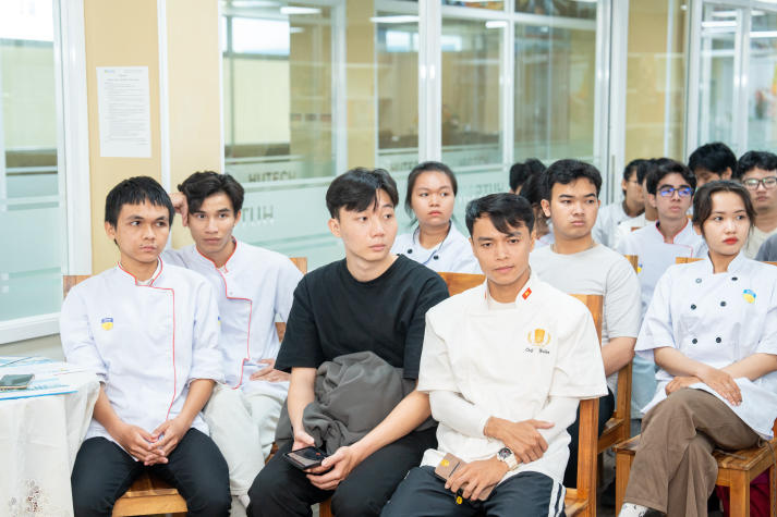 HUTECH Faculty of Tourism and Hospitality Management students learn international culinary techniques from experts 49