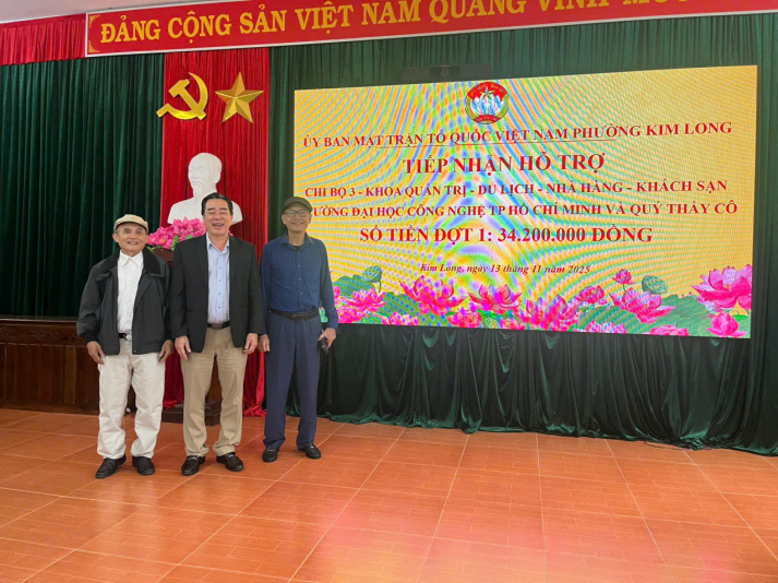 Khoa Quản trị Du lịch - Nhà hàng - Khách sạn trao tặng ủng hộ đồng bào vùng lũ Phường Kim Long, TP. Huế 35