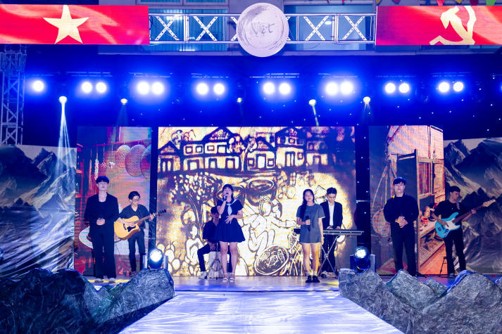 “Vệt - Hồn Việt trong tim mẹ”: A Journey of Emotion and Talent by HUTECH students 44