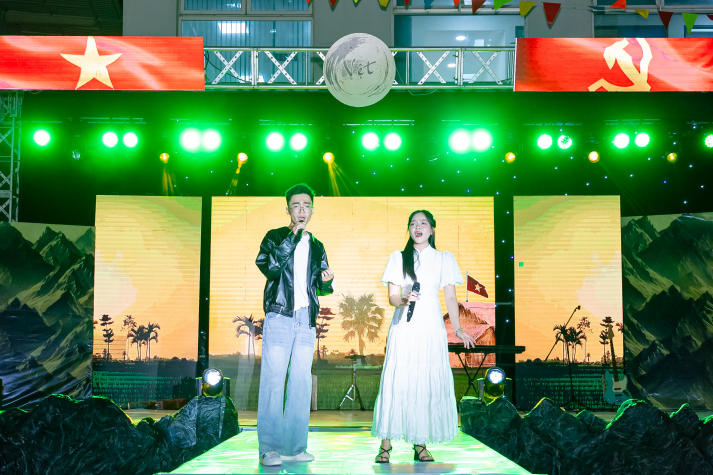 “Vệt - Hồn Việt trong tim mẹ”: A Journey of Emotion and Talent by HUTECH students 42