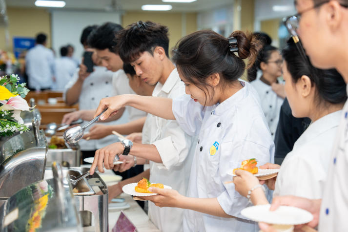 HUTECH Faculty of Tourism and Hospitality Management students learn international culinary techniques from experts 81
