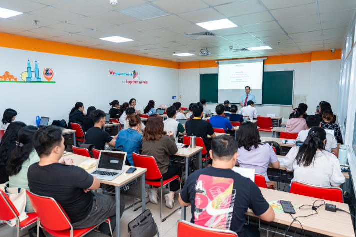 HUTECH Master’s student “Pioneer” the Future of Digital Tourism with the Deputy Director of Ho Chi Minh City Department of Tourism 6