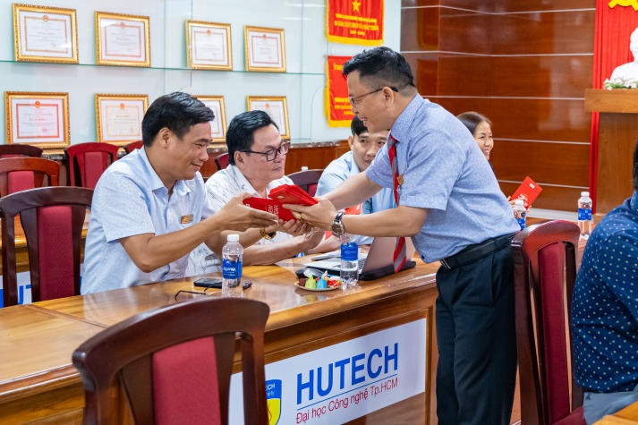 HUTECH Institute of Postgraduate Studies hosts New Year gathering and engages in productive discussions on postgraduate teaching methods 53