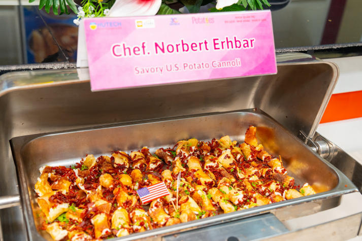 HUTECH Faculty of Tourism and Hospitality Management students learn international culinary techniques from experts 88