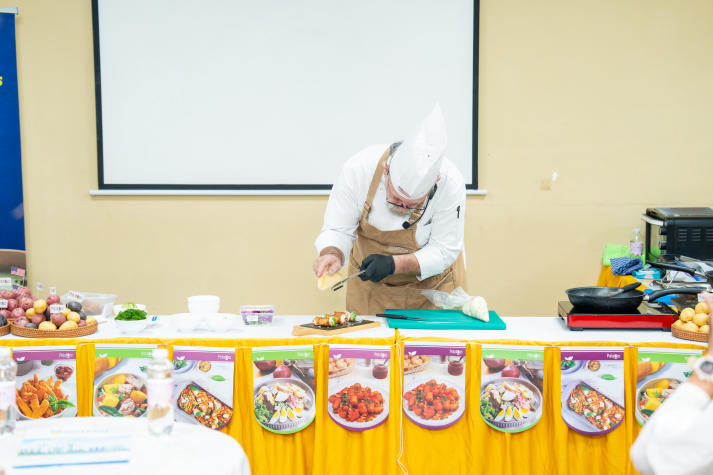HUTECH Faculty of Tourism and Hospitality Management students learn international culinary techniques from experts 59