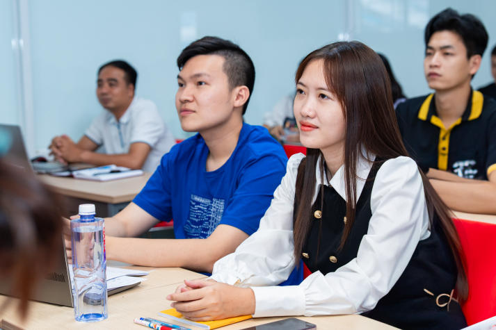 HUTECH Master’s student “Pioneer” the Future of Digital Tourism with the Deputy Director of Ho Chi Minh City Department of Tourism 29