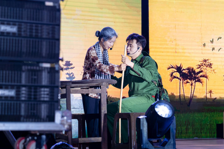 “Vệt - Hồn Việt trong tim mẹ”: A Journey of Emotion and Talent by HUTECH students 52