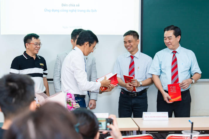 HUTECH Master’s student “Pioneer” the Future of Digital Tourism with the Deputy Director of Ho Chi Minh City Department of Tourism 69