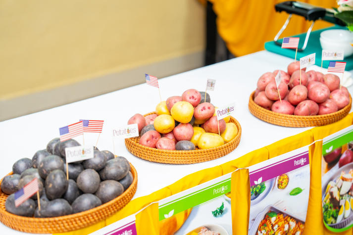 HUTECH Faculty of Tourism and Hospitality Management students learn international culinary techniques from experts 24