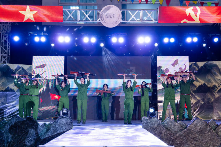 “Vệt - Hồn Việt trong tim mẹ”: A Journey of Emotion and Talent by HUTECH students 27