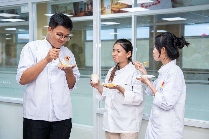 HUTECH Faculty of Tourism and Hospitality Management students learn international culinary techniques from experts 94