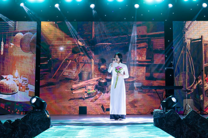 “Vệt - Hồn Việt trong tim mẹ”: A Journey of Emotion and Talent by HUTECH students 50