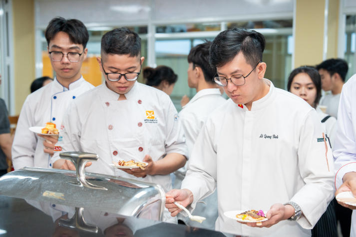 HUTECH Faculty of Tourism and Hospitality Management students learn international culinary techniques from experts 91