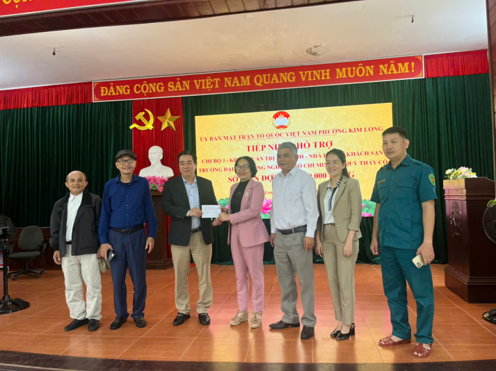 Khoa Quản trị Du lịch - Nhà hàng - Khách sạn trao tặng ủng hộ đồng bào vùng lũ Phường Kim Long, TP. Huế 32