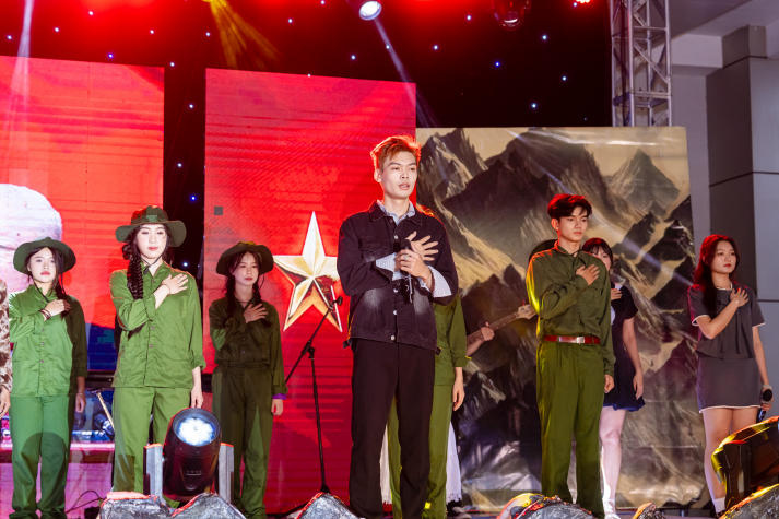 “Vệt - Hồn Việt trong tim mẹ”: A Journey of Emotion and Talent by HUTECH students 45