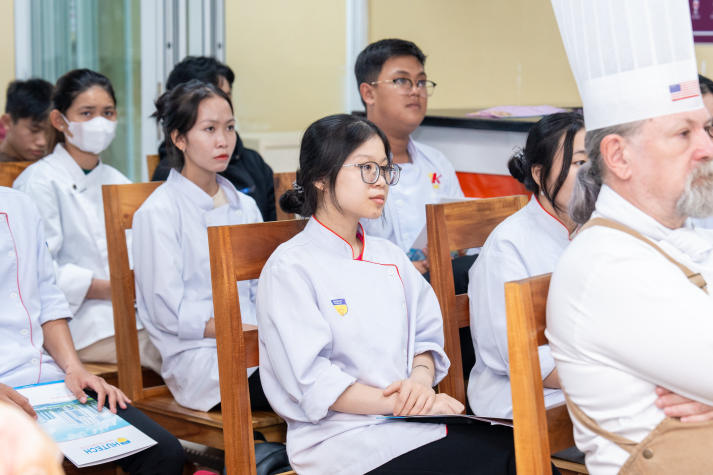 HUTECH Faculty of Tourism and Hospitality Management students learn international culinary techniques from experts 44