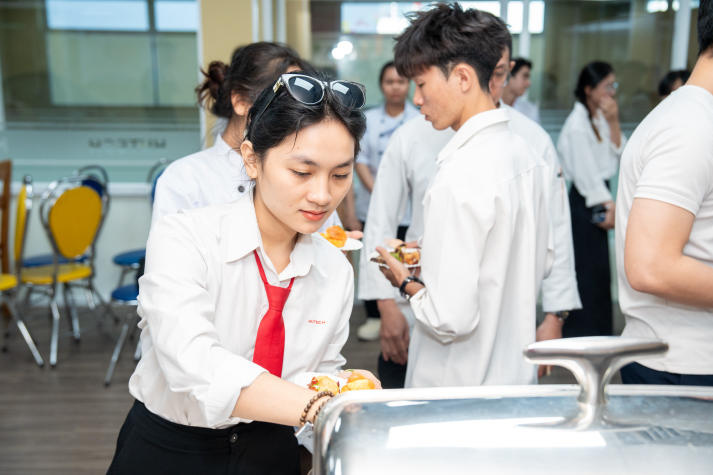 HUTECH Faculty of Tourism and Hospitality Management students learn international culinary techniques from experts 93