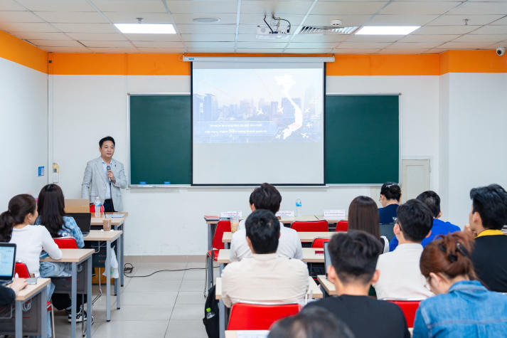 HUTECH Master’s student “Pioneer” the Future of Digital Tourism with the Deputy Director of Ho Chi Minh City Department of Tourism 42