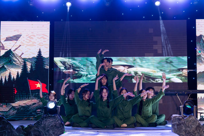 “Vệt - Hồn Việt trong tim mẹ”: A Journey of Emotion and Talent by HUTECH students 53