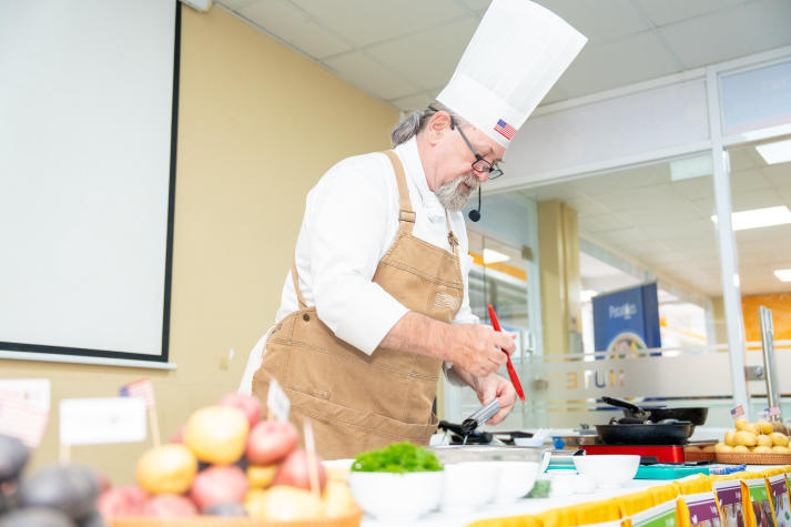 HUTECH Faculty of Tourism and Hospitality Management students learn international culinary techniques from experts 66