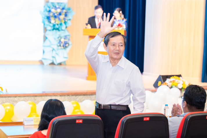 LỄ CHÀO ĐÓN TÂN SINH VIÊN KHÓA 2025 NGÀNH THÚ Y: HƠN 200 TRIỆU ĐỒNG HỌC BỔNG DÀNH CHO TÂN SINH VIÊN 144