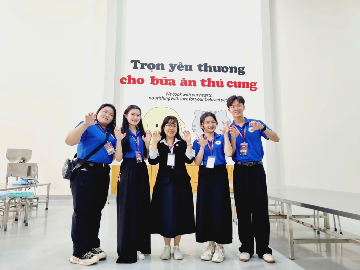 Khoa Thú y HUTECH tham gia Lễ khánh thành Nhà máy sản xuất thức ăn thú cưng Pet Like 12