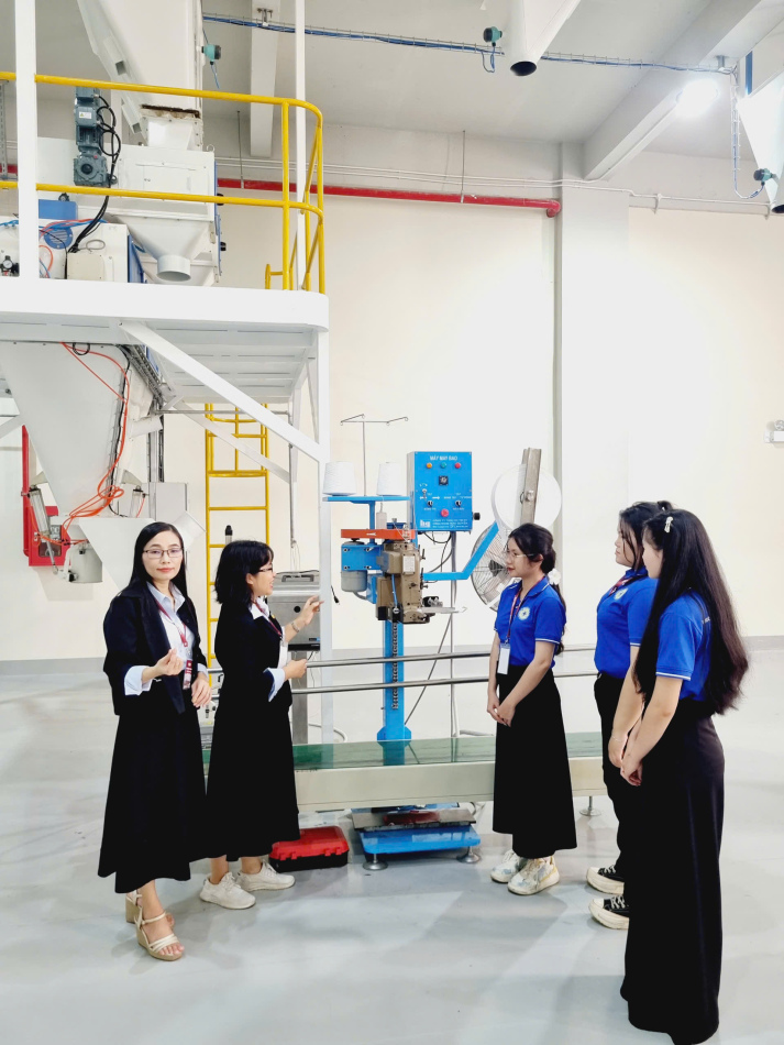 Khoa Thú y HUTECH tham gia Lễ khánh thành Nhà máy sản xuất thức ăn thú cưng Pet Like 23