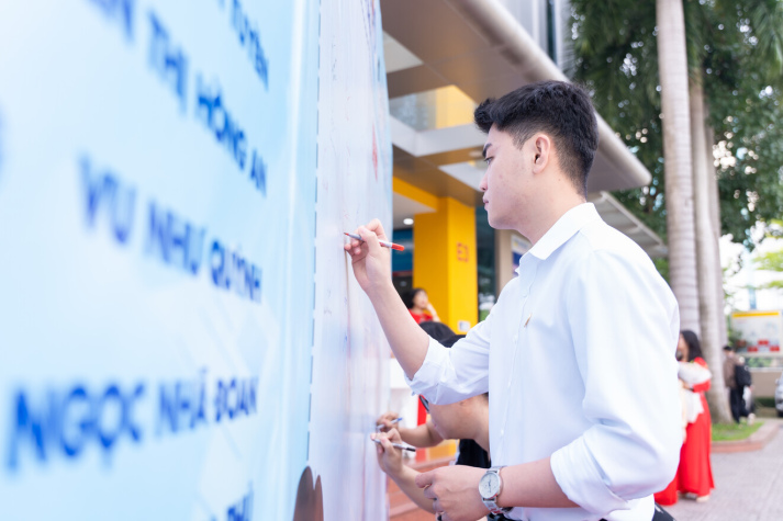 LỄ CHÀO ĐÓN TÂN SINH VIÊN KHÓA 2025 NGÀNH THÚ Y: HƠN 200 TRIỆU ĐỒNG HỌC BỔNG DÀNH CHO TÂN SINH VIÊN 24