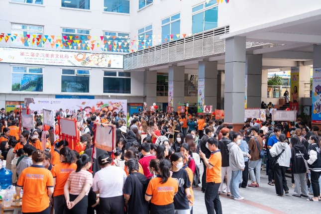 Sinh viên Ngôn ngữ Trung Quốc HUTECH 'hô biến' sân trường ngày không gian văn hóa ẩm thực 7