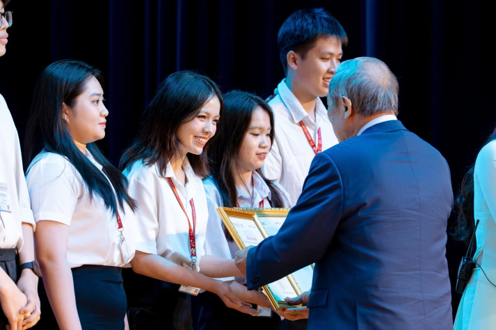 HUTECH International Job Fair 2025: Chúc mừng 20 sinh viên Khoa Trung Quốc học nhận học bổng từ Tổng Lãnh sự quán Trung Quốc 17