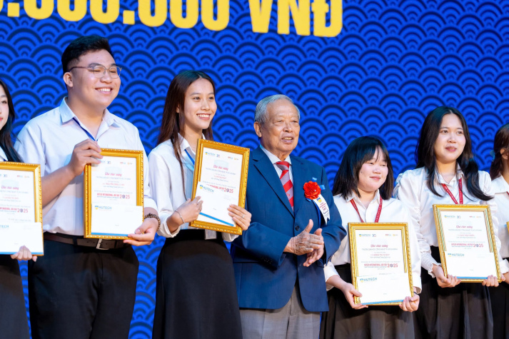 HUTECH International Job Fair 2025: Chúc mừng 20 sinh viên Khoa Trung Quốc học nhận học bổng từ Tổng Lãnh sự quán Trung Quốc 19