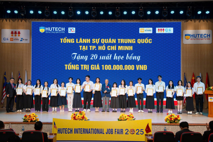 HUTECH International Job Fair 2025: Chúc mừng 20 sinh viên Khoa Trung Quốc học nhận học bổng từ Tổng Lãnh sự quán Trung Quốc 24