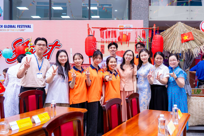 Khoa Trung Quốc học xuất sắc đạt giải ba Trang trí Gian hàng tại HUTECH Global Festival 2025 14