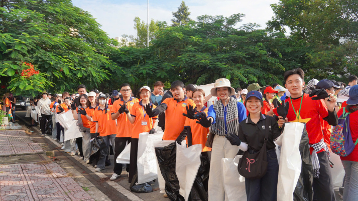 Sinh viên Khoa Trung Quốc học hưởng ứng chiến dịch "Clean up Việt Nam lần 8" với chủ đề "Vì một Việt Nam xanh" 18