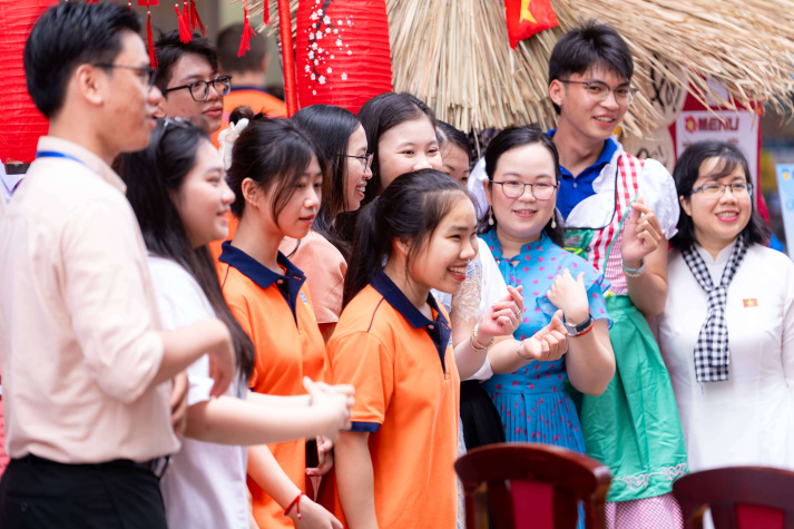 Khoa Trung Quốc học xuất sắc đạt giải ba Trang trí Gian hàng tại HUTECH Global Festival 2025 19