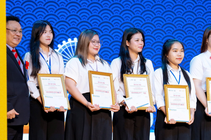 HUTECH International Job Fair 2025: Chúc mừng 20 sinh viên Khoa Trung Quốc học nhận học bổng từ Tổng Lãnh sự quán Trung Quốc