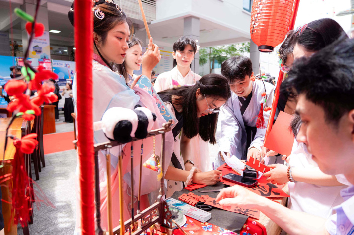 Khoa Trung Quốc học xuất sắc đạt giải ba Trang trí Gian hàng tại HUTECH Global Festival 2025 21