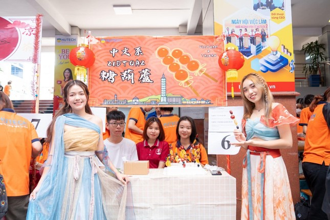Sinh viên Ngôn ngữ Trung Quốc HUTECH 'hô biến' sân trường ngày không gian văn hóa ẩm thực 48
