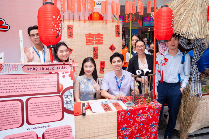 Khoa Trung Quốc học xuất sắc đạt giải ba Trang trí Gian hàng tại HUTECH Global Festival 2025 16