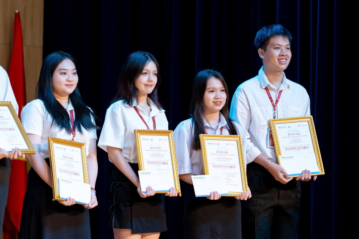 HUTECH International Job Fair 2025: Chúc mừng 20 sinh viên Khoa Trung Quốc học nhận học bổng từ Tổng Lãnh sự quán Trung Quốc 14