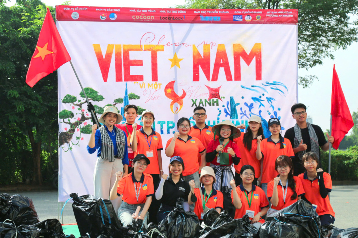 Sinh viên Khoa Trung Quốc học hưởng ứng chiến dịch "Clean up Việt Nam lần 8" với chủ đề "Vì một Việt Nam xanh" 12