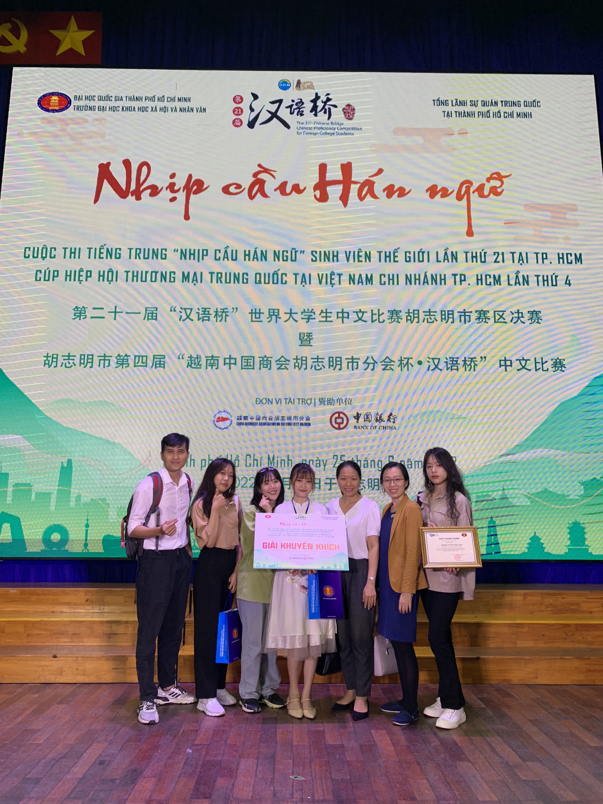 Sinh viên Khoa Trung Quốc học đạt giải Khuyến khích cuộc thi “Nhịp cầu Hán ngữ” 35