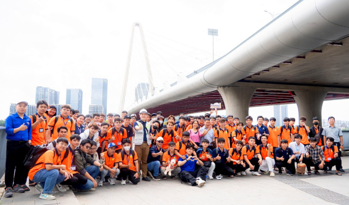 HÀNH TRÌNH KHÁM PHÁ THÀNH PHỐ THÚ VỊ CỦA TÂN SINH VIÊN 2025 108